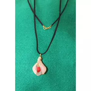 REAL BEAUTY TO WEAR: FLOWER PENDANT ON A NATURAL LEATHER CORD WITH GLASS BEAD via SHOMUGO - Dein Brand Store im Online Marktplatz